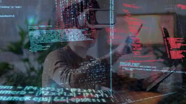 一个白种人戴着虚拟护目镜 拿着平板电脑 而程序代码在屏幕上移动的数字复合 — 图库视频影像
