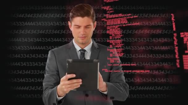 Compuesto Digital Hombre Negocios Caucásico Utilizando Una Tableta Mientras Que — Vídeo de stock