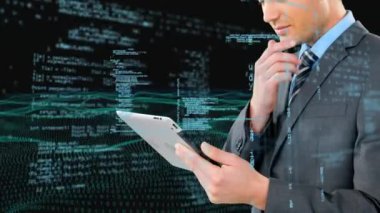 Program kodları ekranda hareket ederken beyaz bir işadamının tablet kullanarak dijital kompozitve arka planda fitness manzara