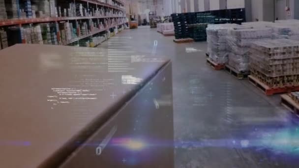 倉庫の背景を持つ画面内を移動するプログラムコードのデジタルアニメーション — ストック動画