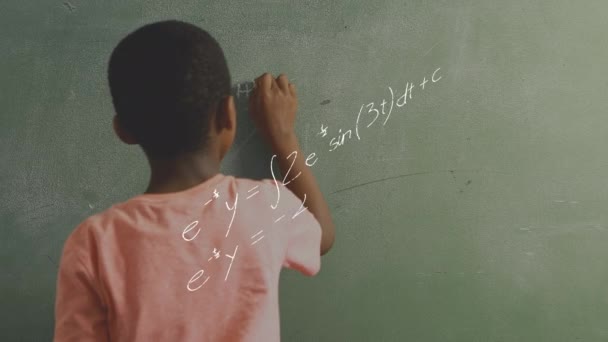 Compuesto Digital Niño Afroamericano Escribiendo Pizarra Mientras Las Ecuaciones Matemáticas — Vídeos de Stock