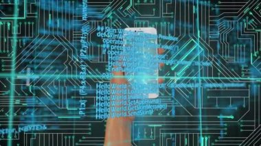 Kodlar ön planda hareket ederken lcd ve arka planda dijital devre ile tutulan bir akıllı telefonun dijital kompozit