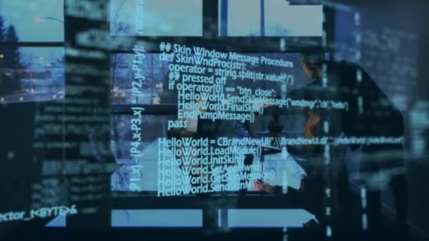 프로그램 코드가 화면에서 이동하는 사무실의 방에서 다양한 비즈니스 사람들의 디지털 — 비디오