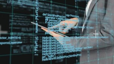 Program kodları ekranda hareket ederken dijital tablet kullanan bir iş kadınının dijital bileşimi