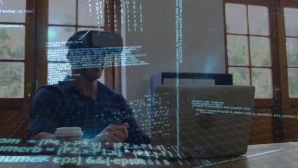테이블에 노트북과 커피와 좌석과 프로그램 코드가 화면에서 이동하는 고글을 남자의 — 비디오