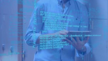 Program kodları ön planda hareket ederken bir dolap alanında tablet kullanan beyaz bir adamın dijital kompozit