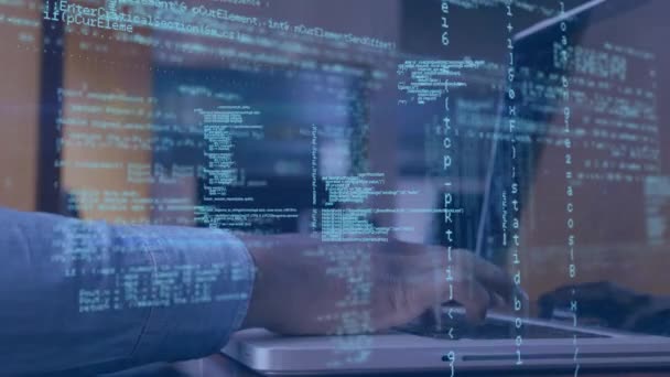 Composite numérique d'un homme utilisant un ordinateur portable tandis que les codes de programme se déplacent au premier plan 