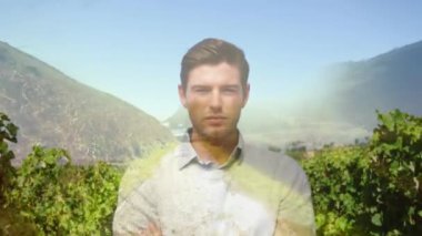 Çapraz kollu ve arka plan ile bir polo gömlek giyen beyaz bir adamın dijital kompozit çalılar ve güneş ışığı ile bir alan gösterir