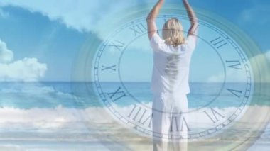 Arka plan bulutlar ve analog saat ile gökyüzü gösterirken sahilde yoga yapan bir Kafkas adam dijital kompozit