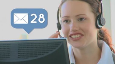 Bilgisayarda kullanırken konuşan kafkas çağrı merkezi temsilcisinin dijital bileşimi ve artan sayılara sahip bir mesaj simgesi