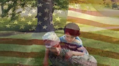 Arka planda Amerikan bayrağısal sallayarak gösterirken üniformalı beyaz bir adamın sırtını sırtına koyarak dijital kompozit