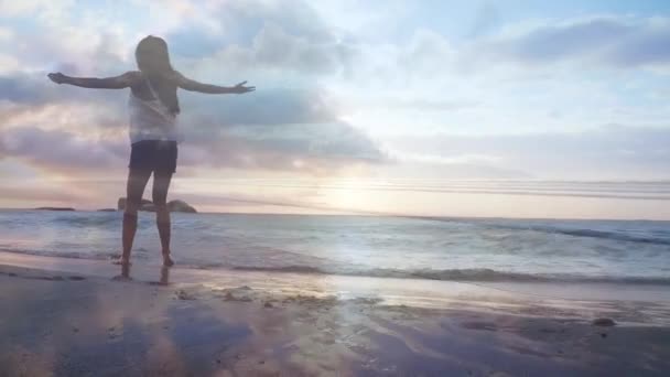 Цифровий Композит Кавказької Жінки Танцюють Пляжі Під Час Заходу Сонця — стокове відео