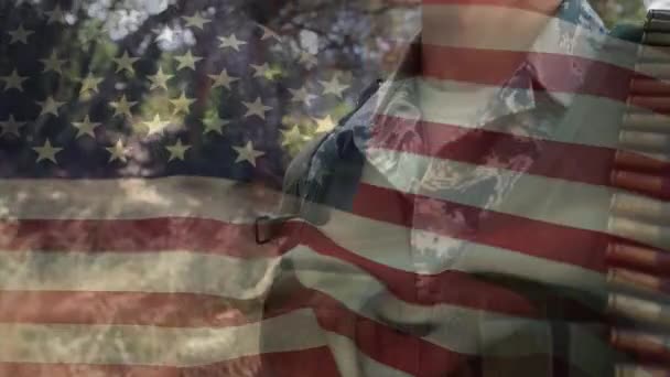 Composito Digitale Militare Caucasico Uniforme Mentre Bandiera Americana Sventola Sullo — Video Stock