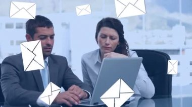 Dijital zarflar ön plana düşerken, ofiste konuşan çok ırklı erkek ve kadının dijital bileşimi