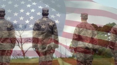 Arka planda amerikan bayrağı dalgalanırken bir parkta üniformalı askeri erkeklerin dijital kompozit