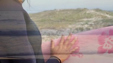 Deniz arka planlı sörf tahtası taşıyan İspanyol bir kadının dijital bileşimi