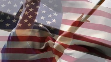 Amerikan bayrağı sallanırken maymun parmaklıklarınüzerinde beyaz bir adamın dijital bileşimi