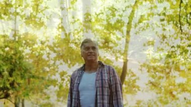 Ormanın ortasında silah uzatan yaşlı beyaz bir adamın dijital bileşimi