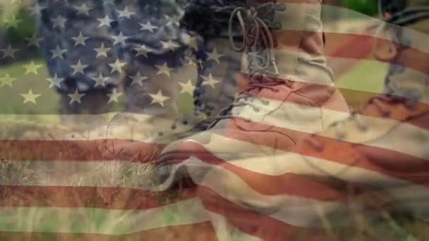 Digitale Samenstelling Van Militaire Laarzen Terwijl Amerikaanse Vlaggen Zwaaiende Achtergrond — Stockvideo