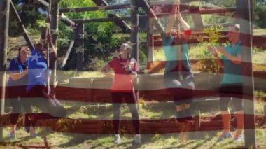 Çok ırklı insanların eğitim ve Amerikan bayrağı sallayarak dijital kompozit