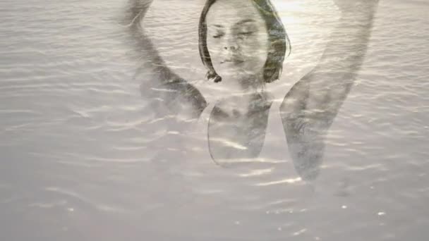 Compuesto Digital Una Mujer Caucásica Haciendo Yoga Con Fondo Agua — Vídeos de Stock
