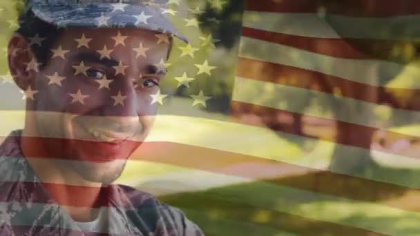 一个白种军人微笑的数字合成 背景是挥舞着美国国旗 — 图库视频影像