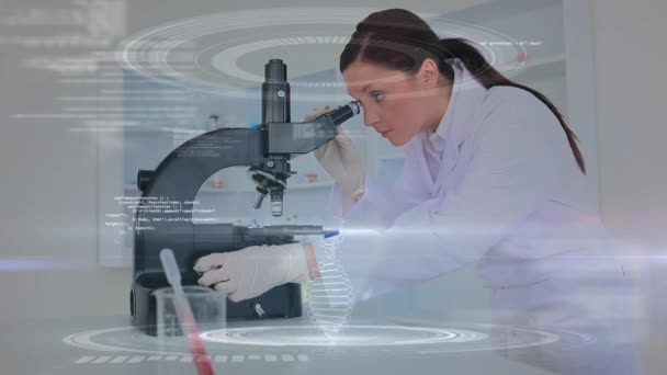 Composite Numérique Jolie Scientifique Blanche Regardant Travers Microscope Tandis Que — Video