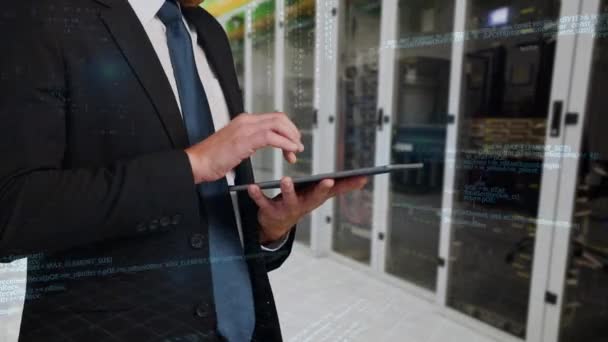 Sunucu Odasında Sunucu Kuleleri Önünde Dijital Tablet Kullanarak Adam Dijital — Stok video