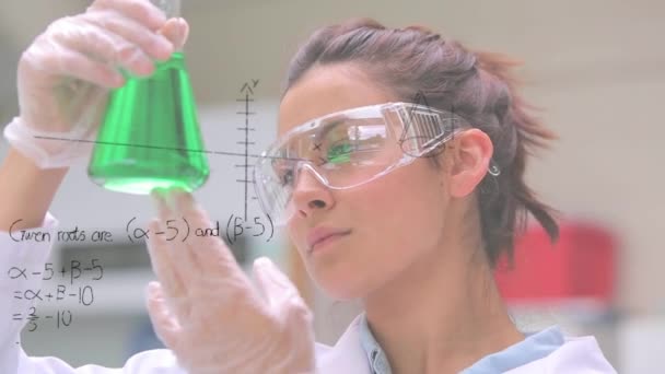 Compuesto Digital Joven Guapa Científica Caucásica Con Gafas Vaso Precipitados — Vídeo de stock