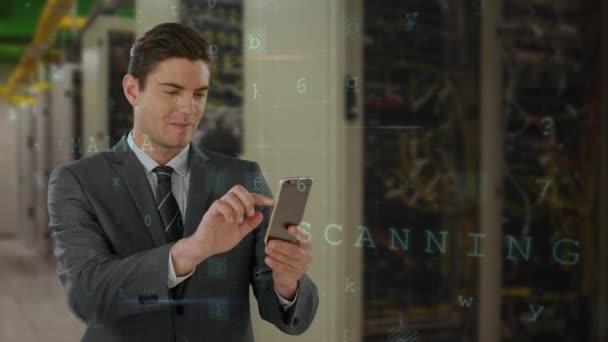 Composto Digital Jovem Executivo Masculino Caucasiano Usando Telefone Celular Enquanto — Vídeo de Stock
