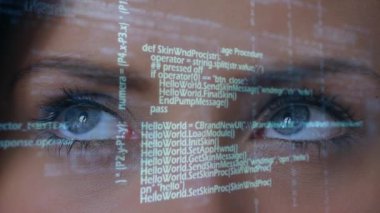 Dijital veri kaydırma bakarak bir kadının dijital animasyon