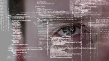 Bir adamın gözünü kırptığını gösteren arka plana doğru kayan verilerin dijital animasyonu