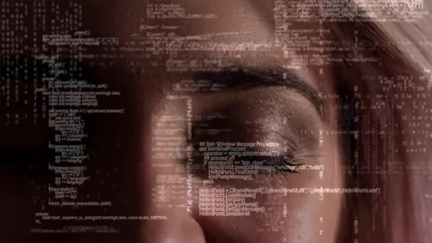 目を点滅させる女性を示す背景に対するデータスクロールのデジタルアニメーション — ストック動画
