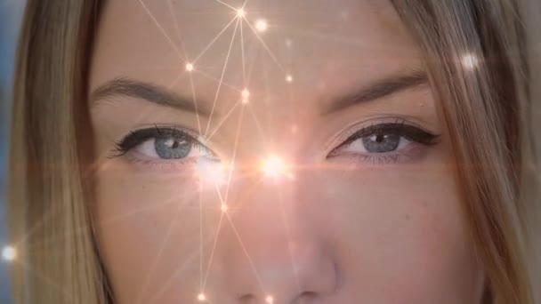 彼女の青い目を開く美しい女性を示す背景を移動し 輝く光の接続のデジタルアニメーション — ストック動画