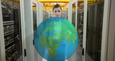 Bir sunucu odası 4k bir koridor görünümünde dönen bir Dünya hologram önünde genç bir Kafkas kadın teknisyendijital animasyon