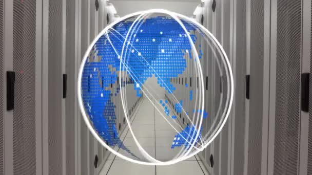 データサーバールームの中央通路で球状リングを移動するグリッドで世界のデジタルアニメーション — ストック動画