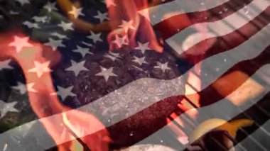 Ön planda sallanan hamburger ızgara ve Amerikan bayrağı dijital kompozit