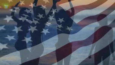 Arka planda sallayarak bir Amerikan bayrağı ile günbatımı sahilde dans eden bir grup arkadaş dijital kompozit