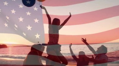 Ön planda sallayan bir Amerikan bayrağı ile plajda balonlar ile bir kadın taşıyan bir arkadaş grubunun dijital kompozit