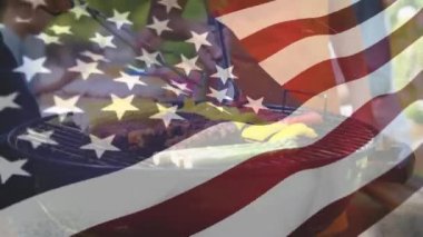 Ön planda sallayarak bir Amerikan bayrağı ile bir ızgara üzerinde bir aile pişirme dijital kompozit