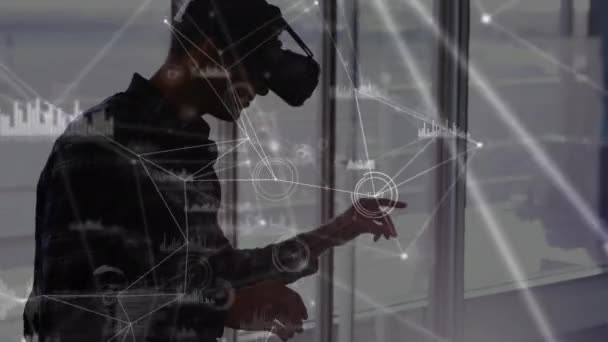 Digital Komposit Kaukasisk Man Klädd Virtuell Verklighet Headset Med Grafer — Stockvideo