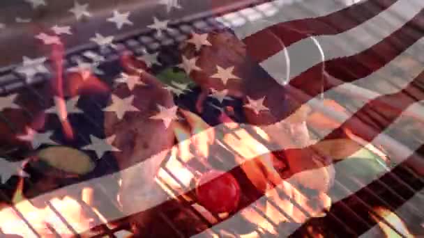 Tavuk Bacakları Izgarada Dijital Kompozit Planda Sallayan Bir Amerikan Bayrağı — Stok video