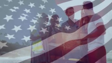 Ön planda sallayan bir Amerikan bayrağı ile plajın yakınında bir grup arkadaş ızgarada dijital kompozit