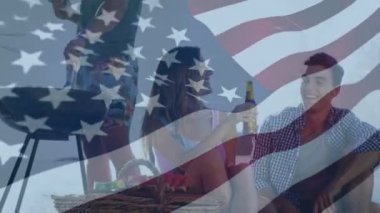 Ön planda sallayan bir Amerikan bayrağı ile bir bira ve bir Barbekü sahip bir arkadaş grubunun dijital kompozit