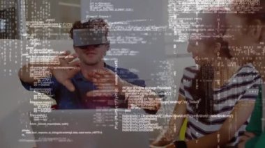 Arka planda çalışan arkadaşları ve arayüz kodları ile sanal gerçeklik kulaklık giyen Kafkas bir adamın dijital kompozit