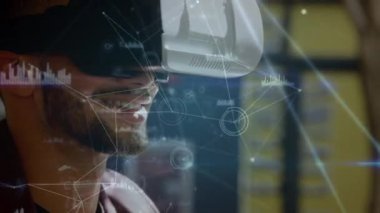 Ön planda uçan çizgiler ve grafikler ile sanal gerçeklik kulaklık giyerken gülümseyen bir adamın dijital kompozit