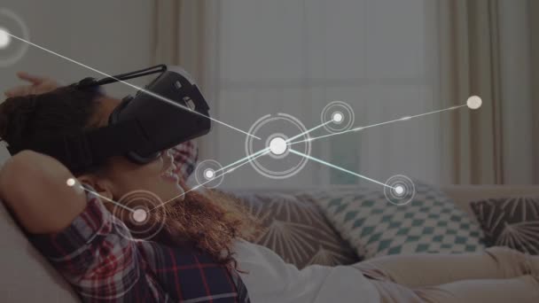 Compuesto Digital Una Mujer Acostada Sofá Con Auricular Realidad Virtual — Vídeos de Stock