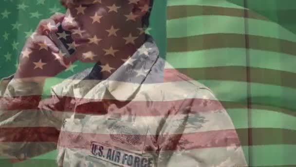 Composito Digitale Soldato Americano Che Chiama Cellulare Con Bandiera Americana — Video Stock