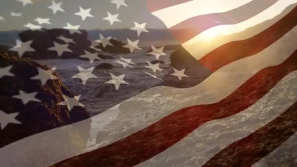 Ψηφιακή Σύνθεση Μιας Βραχώδης Ακτής Ένα Ηλιοβασίλεμα Μια Αμερικάνικη Σημαία — Αρχείο Βίντεο