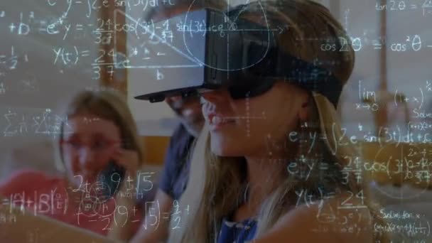 彼女の両親が前景の方程式とグラフで彼女の横を見ている間 彼女の両親は 仮想現実ヘッドセットを身に着けている若い白人の女の子のデジタルコンポジット — ストック動画